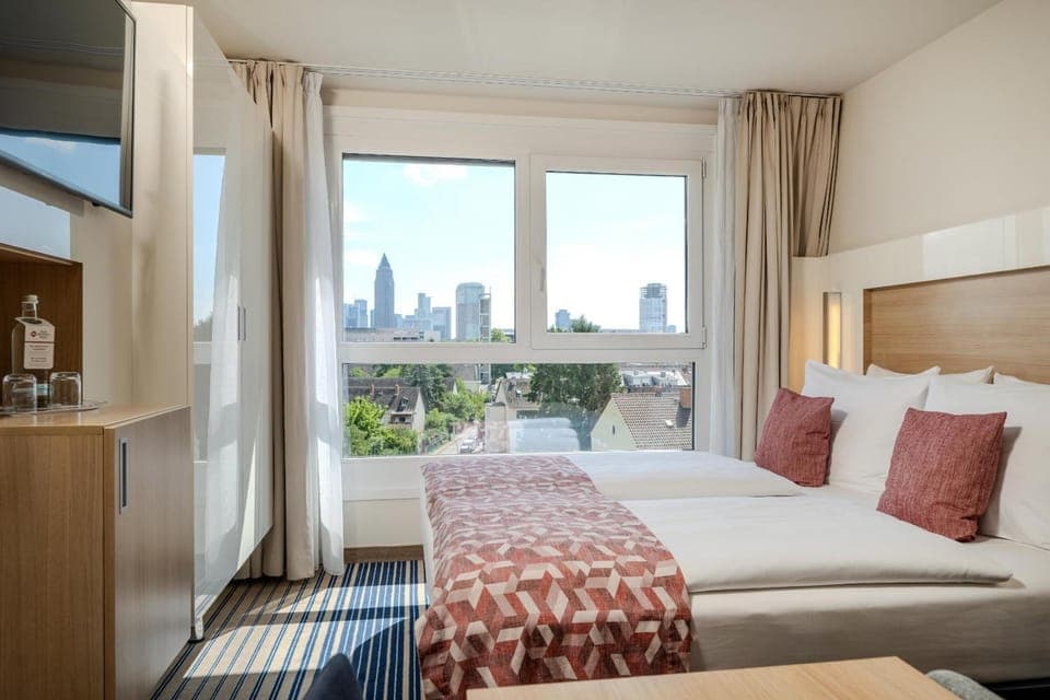 Bedroom, City view