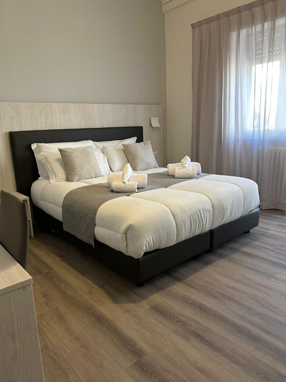 Bed, Photo of the whole room, towels