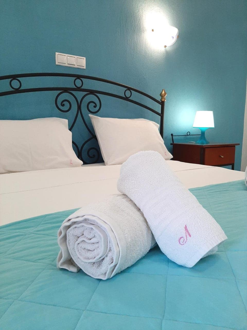 Bed, Photo of the whole room, Bedroom, towels