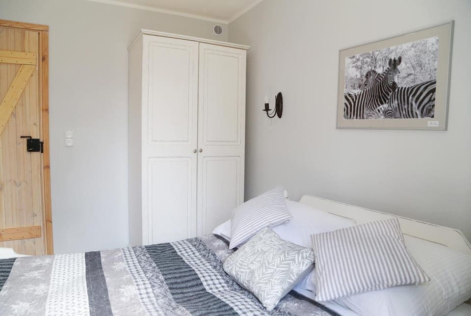 Bed, Bedroom, Garden view