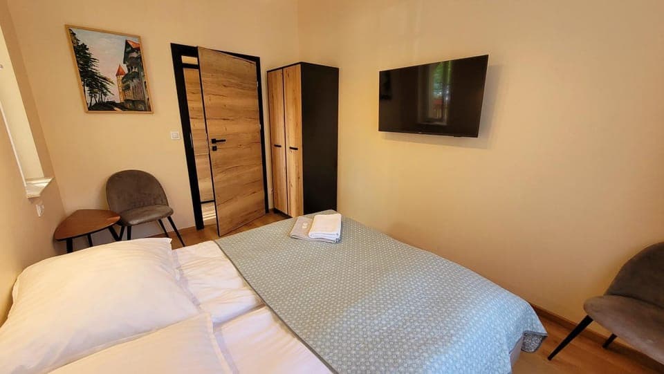 Bed, TV and multimedia, Bedroom, wardrobe