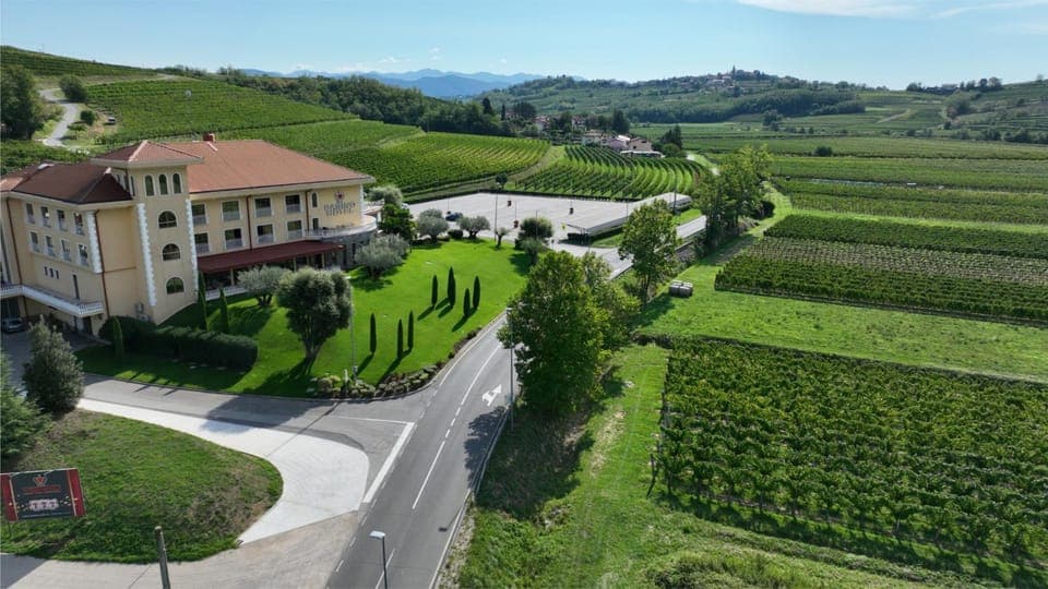 Property building, Day, Property logo or sign, Natural landscape, Garden