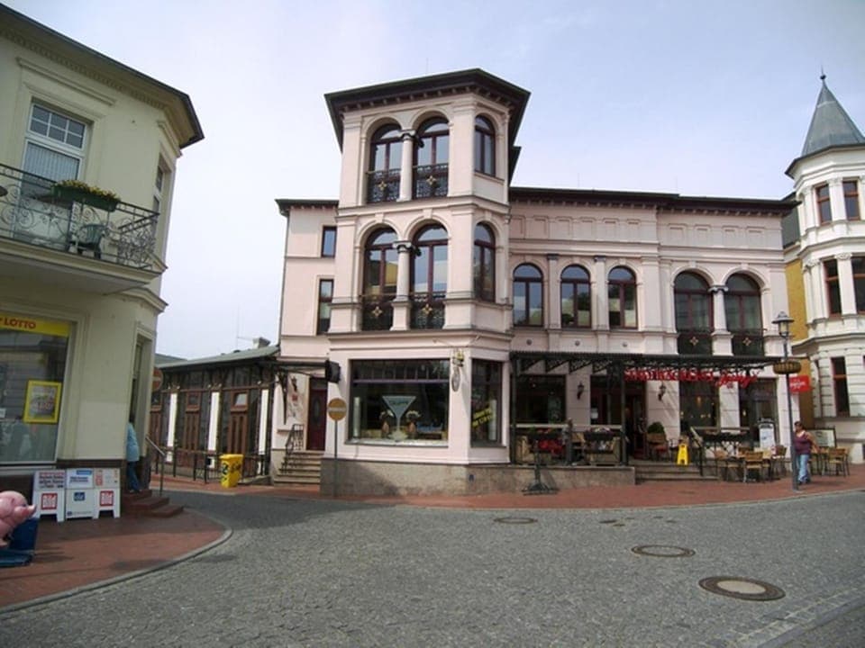 Property building, Restaurant/places to eat