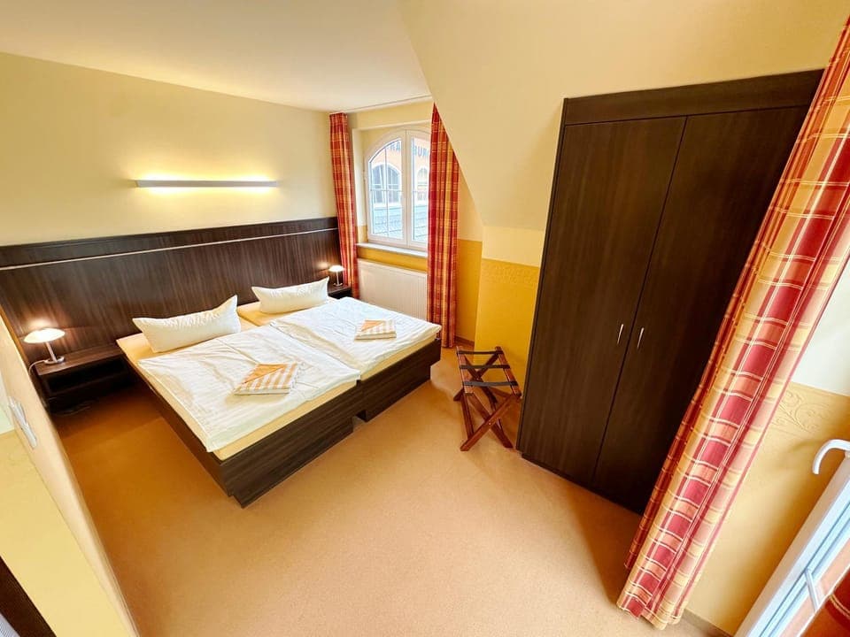 Bed, Bedroom, towels, wardrobe