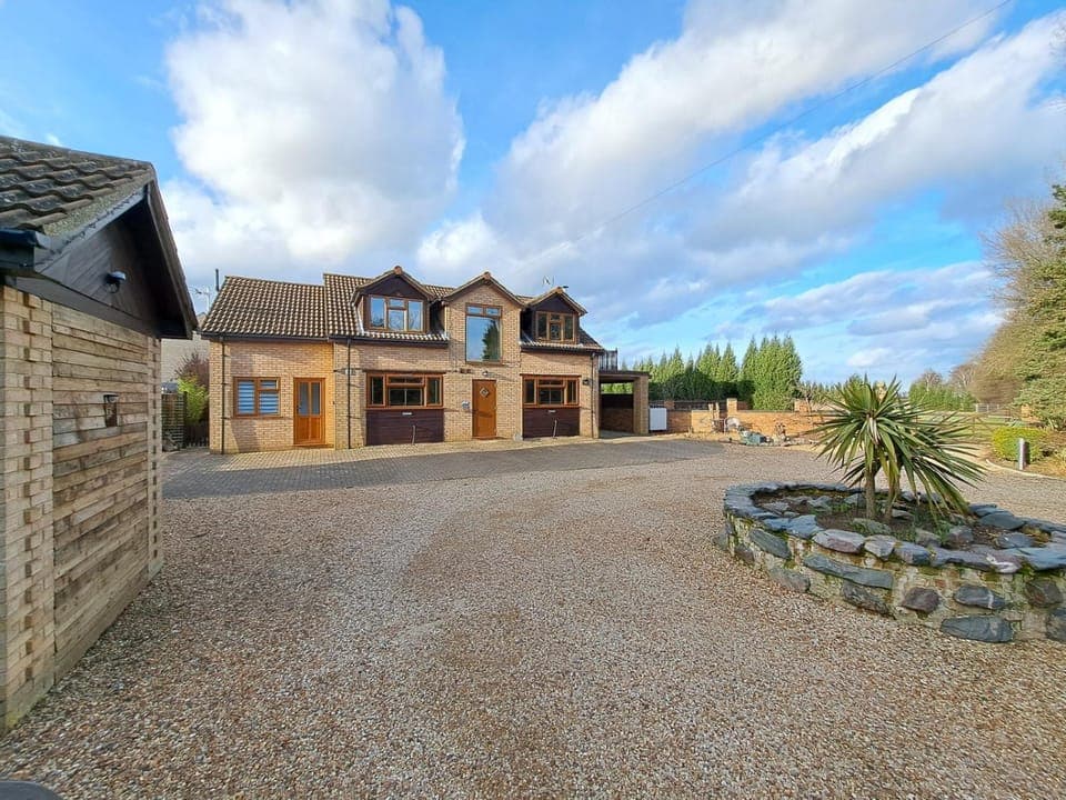 Property building, View (from property/room), On site, Garden view, Parking