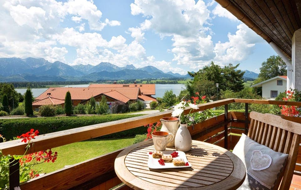 View (from property/room), Balcony/Terrace, Lake view, Mountain view