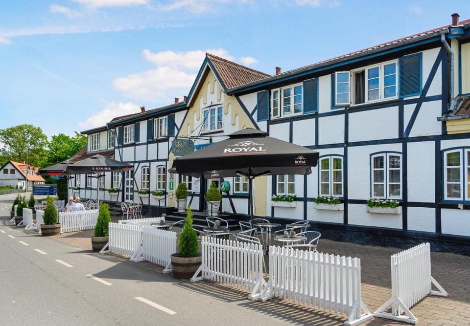 Property building, Restaurant/places to eat, Balcony/Terrace, Swimming pool, Breakfast, Parking