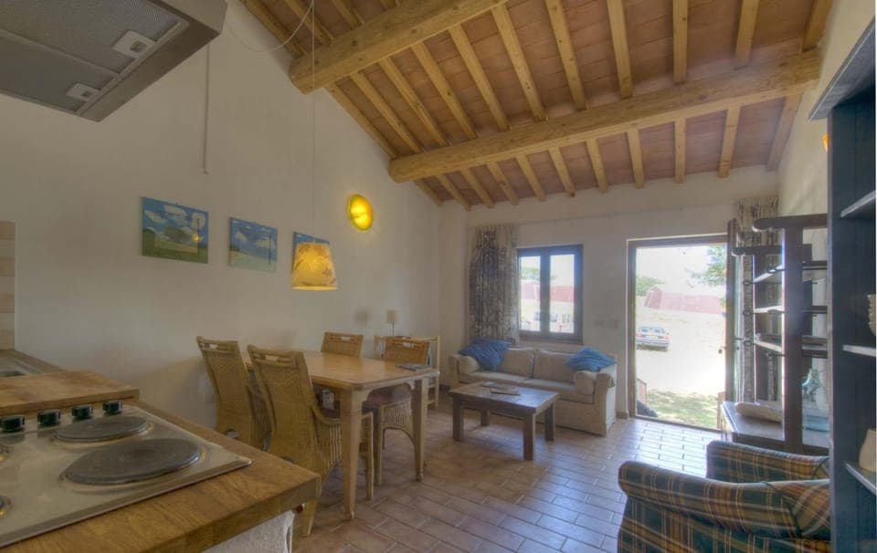 TV and multimedia, Kitchen or kitchenette, Living room, Seating area, Dining area