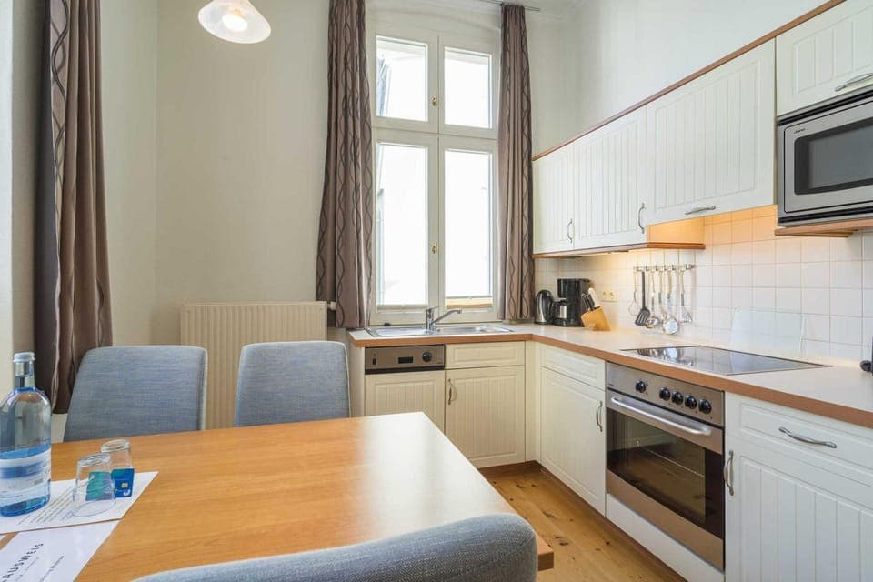 Kitchen or kitchenette, Photo of the whole room, Dining area