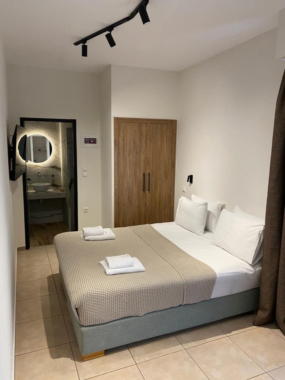 Bed, TV and multimedia, Photo of the whole room, Bedroom, wardrobe