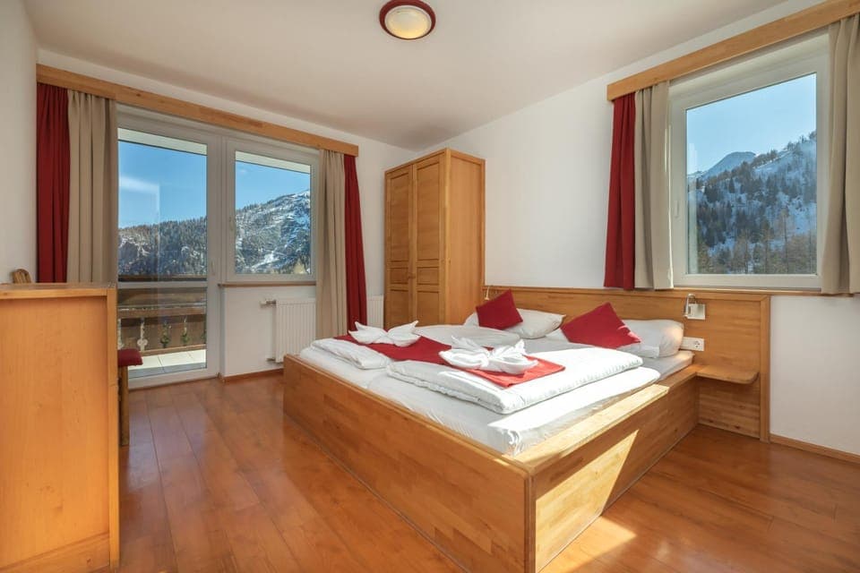 Bedroom, Mountain view