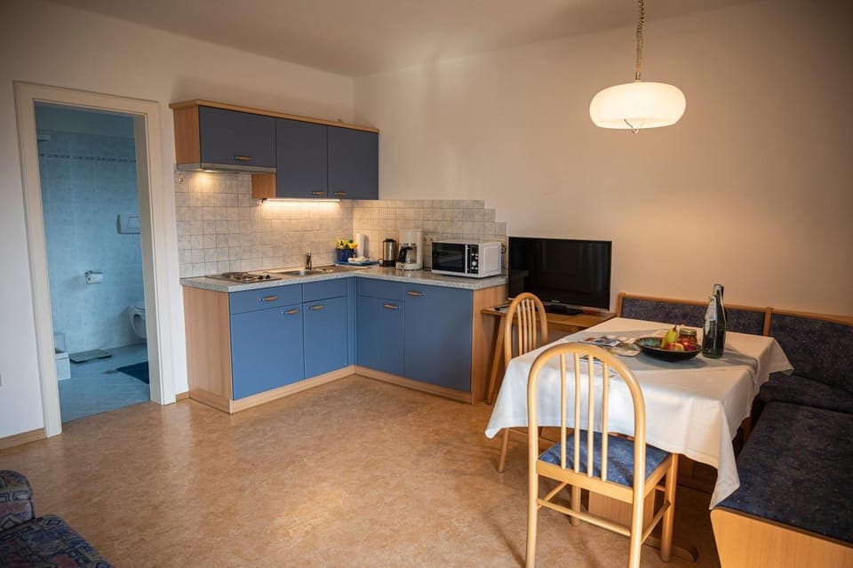 Coffee/tea facilities, Kitchen or kitchenette, Seating area, Dining area, stove