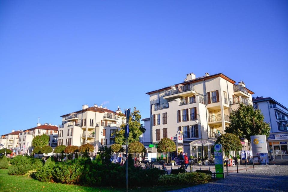 Property building, Nearby landmark, Restaurant/places to eat, Neighbourhood, Floor plan, Street view