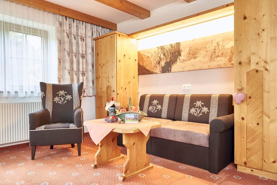 Living room, Seating area, Drinks