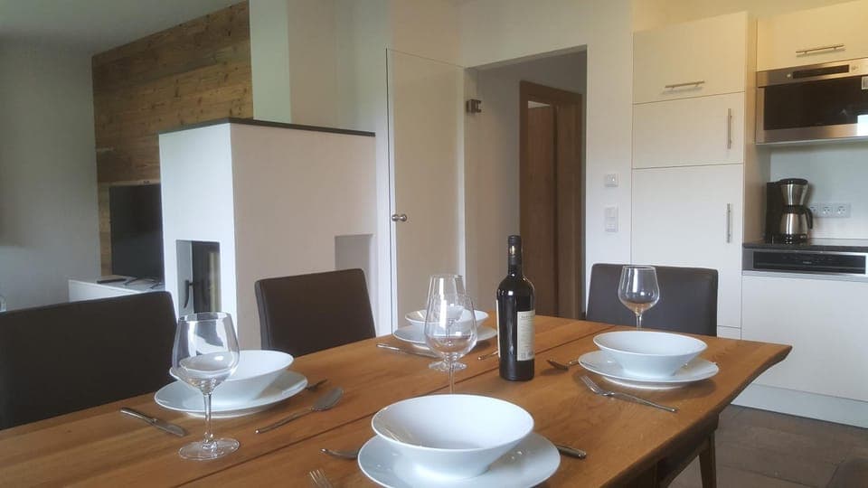 Photo of the whole room, Decorative detail, Dining area