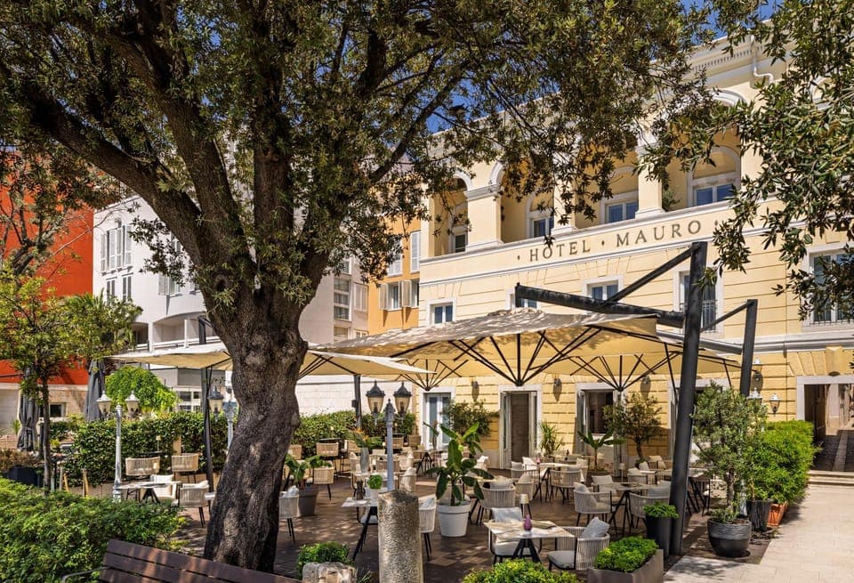 Property building, Restaurant/places to eat, Balcony/Terrace, Breakfast