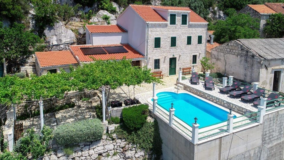 Property building, Bird's eye view, Pool view, Swimming pool