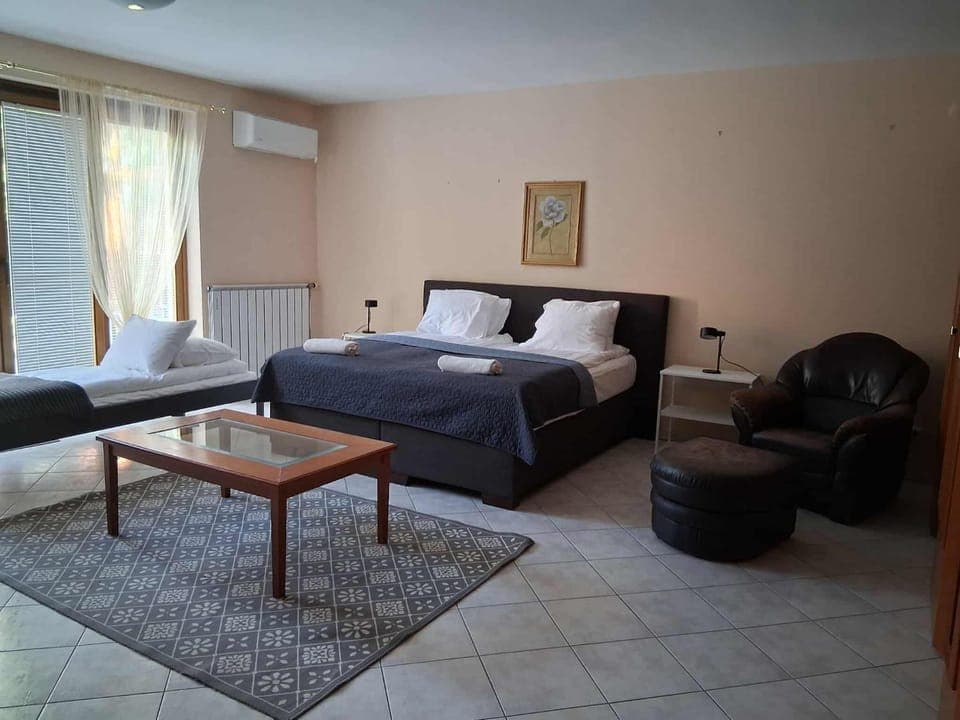 Bed, Seating area, Bedroom, air conditioner