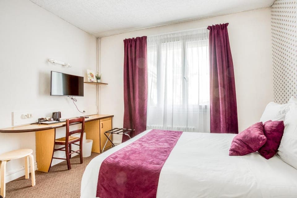 Shower, Staff, People, TV and multimedia, Coffee/tea facilities, Photo of the whole room, Seating area, Bedroom, City view, Family