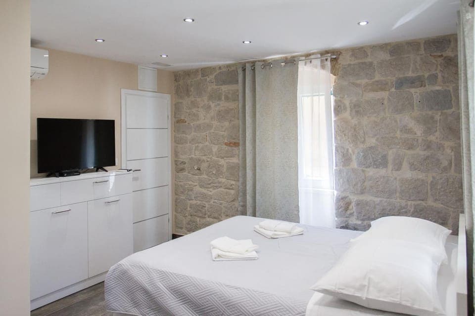 Bed, TV and multimedia, Bedroom