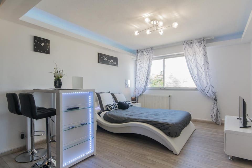 Bed, TV and multimedia, Photo of the whole room, Decorative detail, Seating area, Dining area, Bedroom