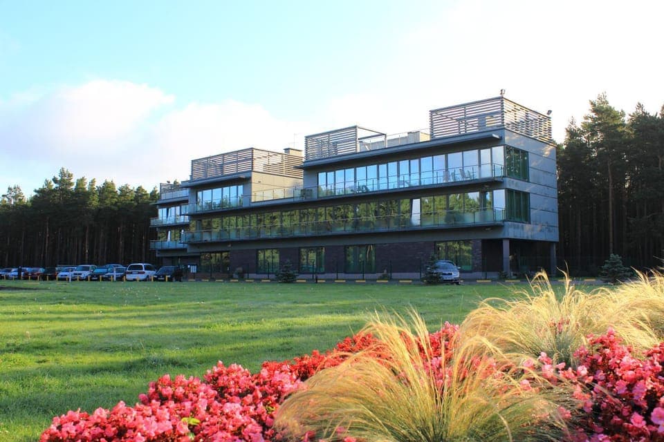 Facade/entrance, Area and facilities