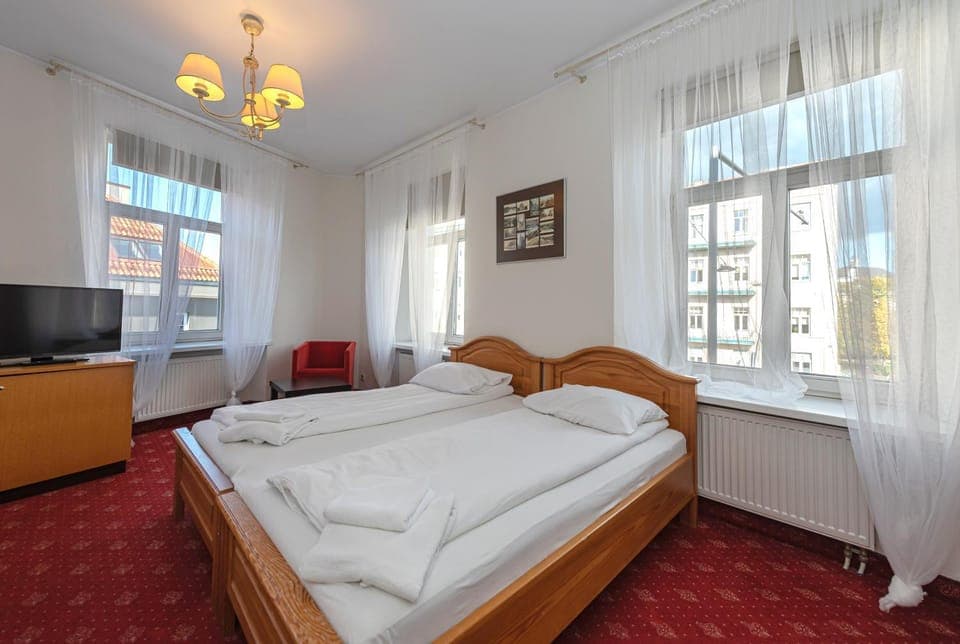 Bed, TV and multimedia, Bedroom, towels