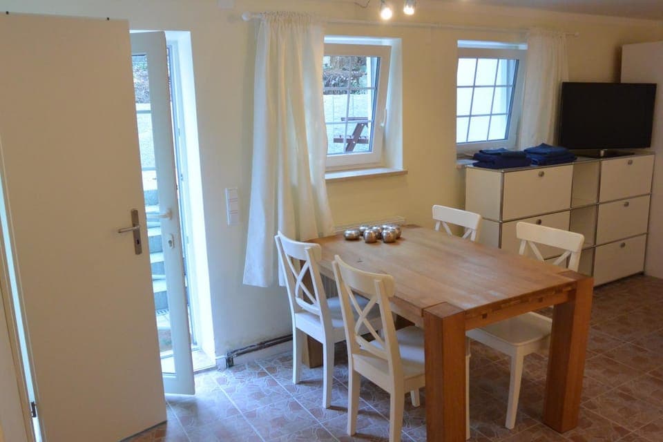 TV and multimedia, Coffee/tea facilities, Kitchen or kitchenette, Living room, Seating area, Dining area