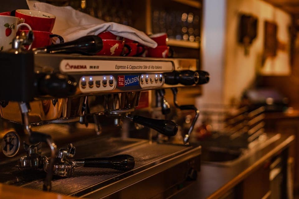 Restaurant/places to eat, Coffee/tea facilities, Lounge or bar