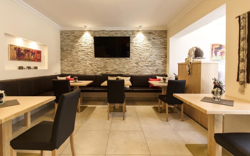 Communal lounge/ TV room, Lobby or reception, Seating area, Evening entertainment, Internal: Not applicable to any particular room