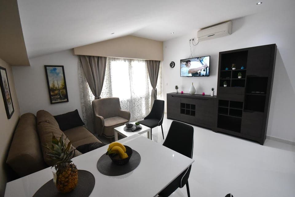 TV and multimedia, Kitchen or kitchenette, Living room, Seating area, Dining area, air conditioner