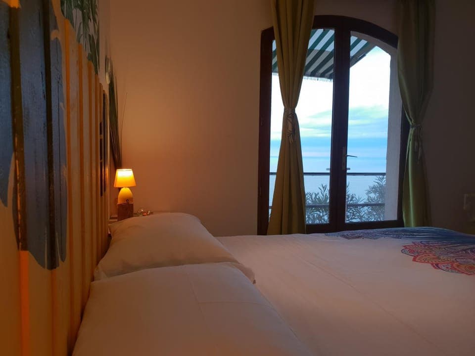 Bed, Photo of the whole room, River view, Sea view