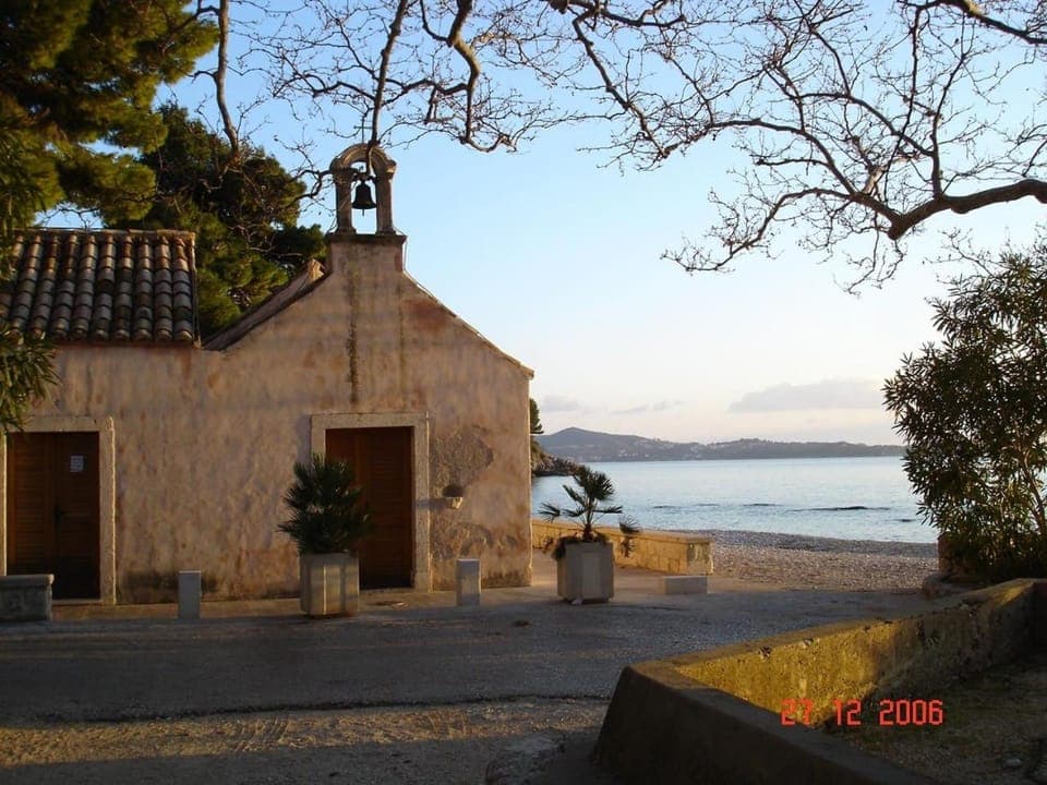 Text overlay, Location