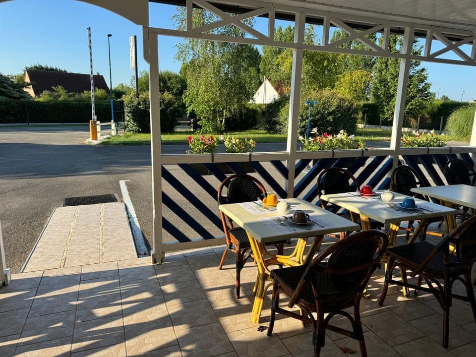 Property building, Restaurant/places to eat, Breakfast