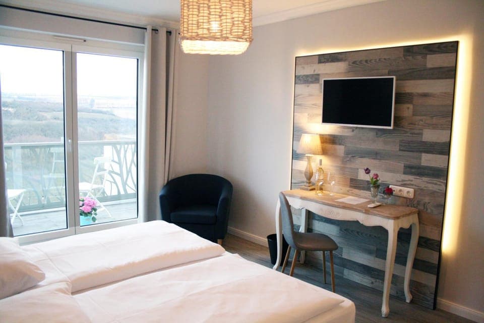 Bed, TV and multimedia, Balcony/Terrace, Bedroom