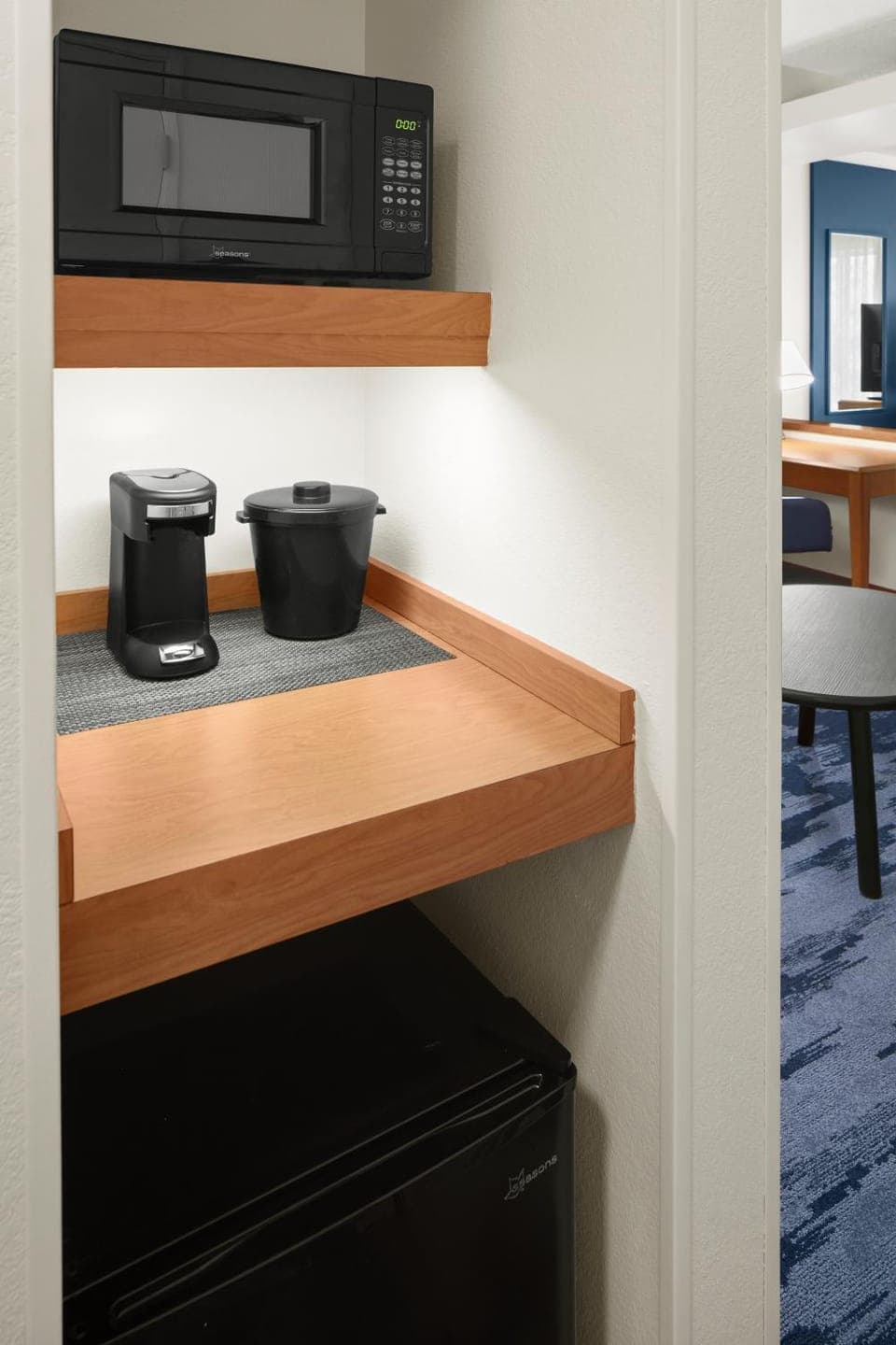 Coffee/tea facilities, microwave
