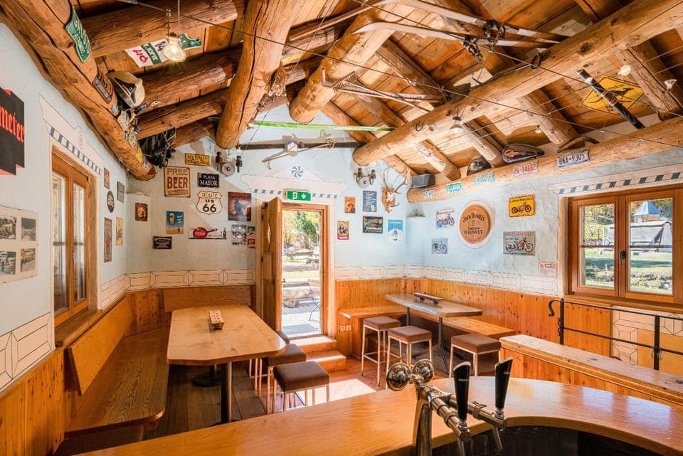 Night, Lounge or bar, Seating area, Drinks, Alcoholic drinks, Non alcoholic drinks