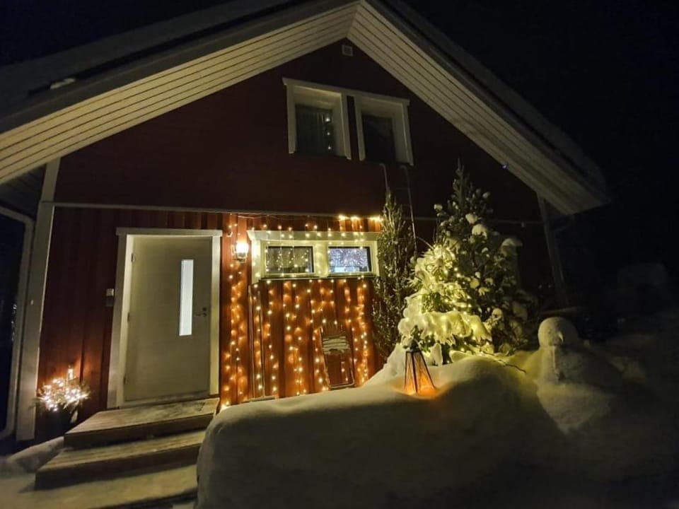 Property building, Facade/entrance, Winter, Balcony/Terrace