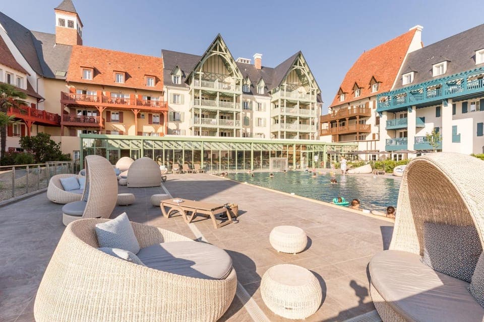 Property building, Patio, Day, Summer, Pool view, Area and facilities, Swimming pool, sunbed