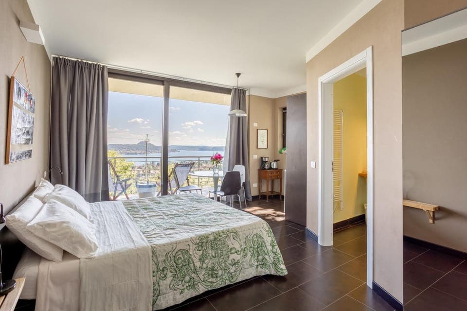 Bed, Natural landscape, Photo of the whole room, Bedroom, Lake view