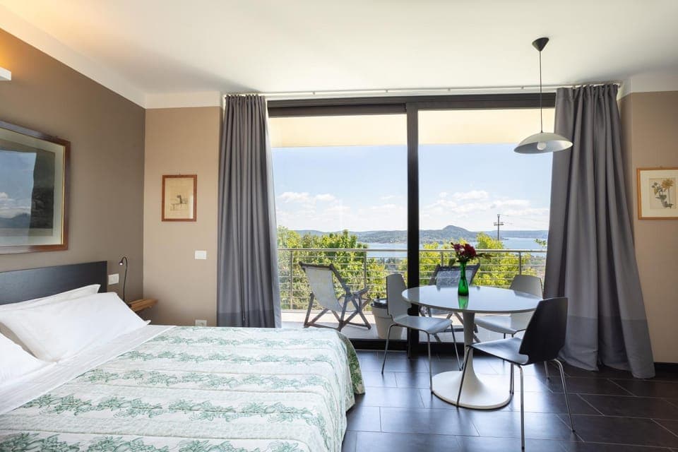 Bed, View (from property/room), Balcony/Terrace, Living room, Photo of the whole room, Dining area, Bedroom, Lake view