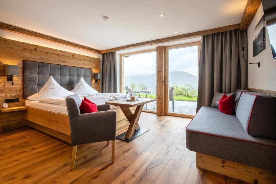 Bed, Natural landscape, TV and multimedia, Photo of the whole room, Seating area, Bedroom, Mountain view
