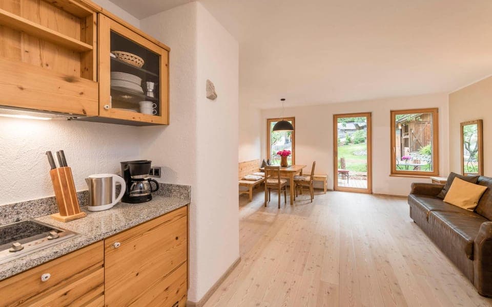 Coffee/tea facilities, Kitchen or kitchenette, Living room, Seating area, Dining area, stove