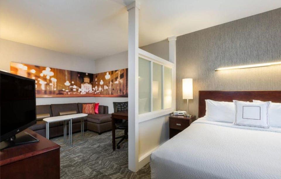 Bed, Photo of the whole room, Seating area, Bedroom