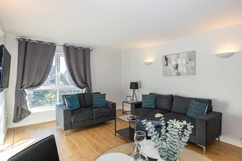 TV and multimedia, Living room, Seating area, internet