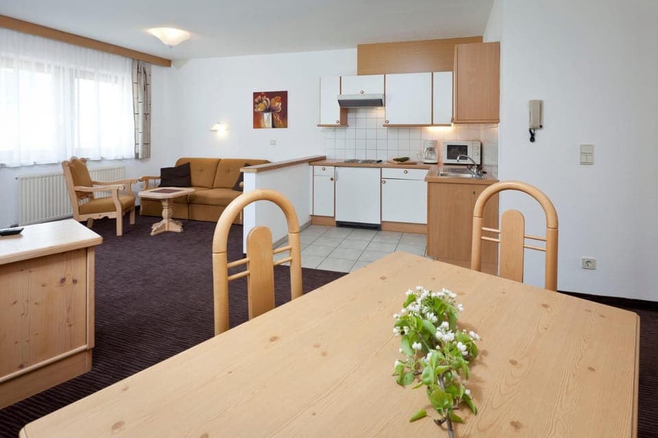 Kitchen or kitchenette, Seating area