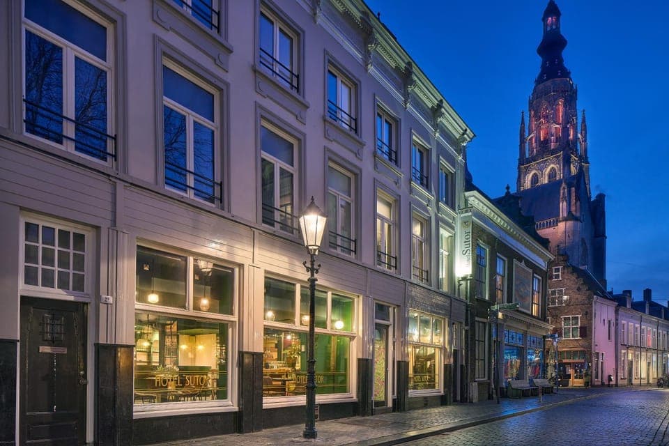 Property building, Nearby landmark, Spring, Night, Neighbourhood, City view, Street view, Shopping Area, Location