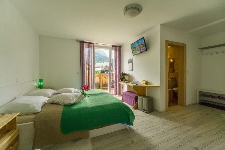 Bed, Bathroom, TV and multimedia, Balcony/Terrace, Seating area, Bedroom, On site, Garden view, Mountain view, River view