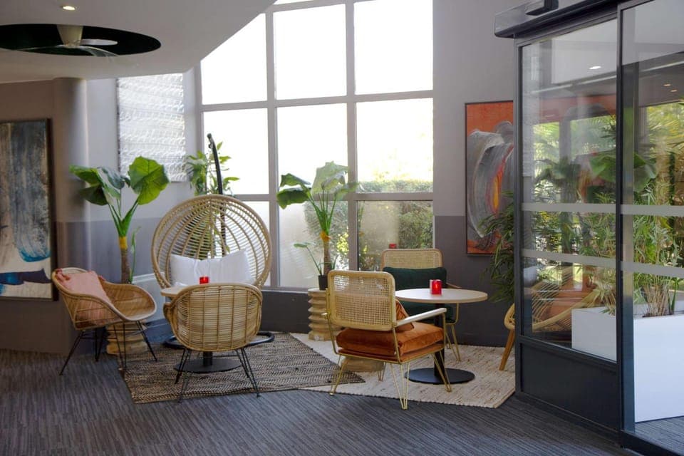 Restaurant/places to eat, Living room, Lobby or reception, Seating area, On site