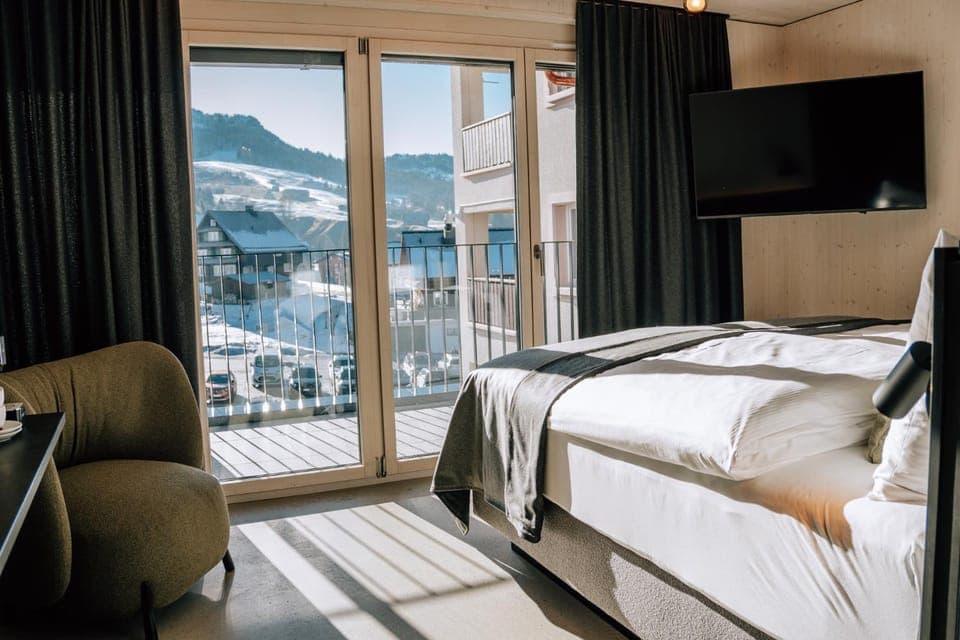 Bed, Natural landscape, TV and multimedia, Photo of the whole room, Bedroom, Mountain view